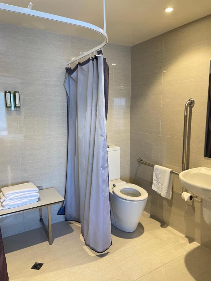 כרייסטצ'רץ' 2 On Whiteleigh And 239 On Lincoln Motel מראה חיצוני תמונה A shower curtain