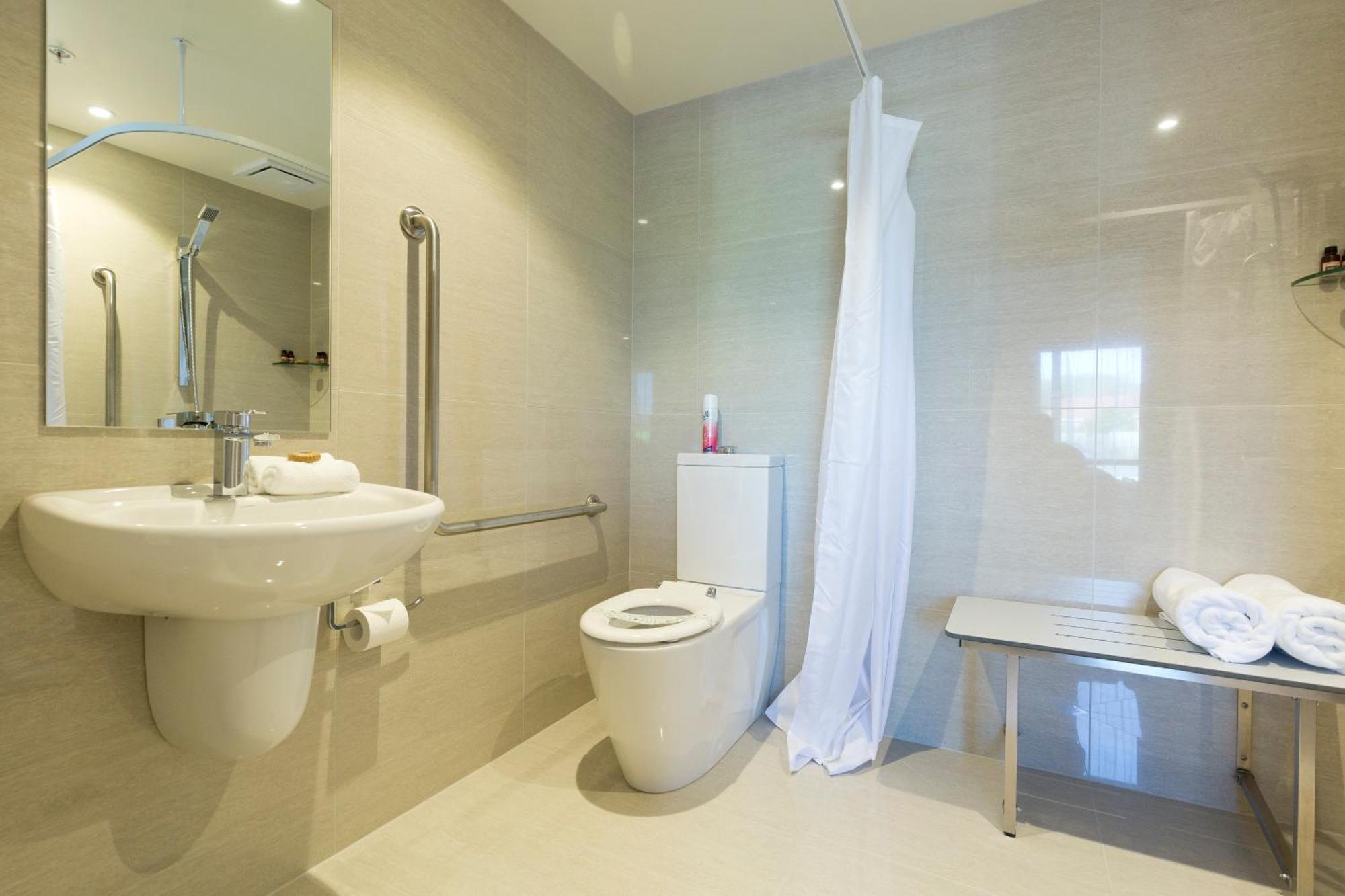 כרייסטצ'רץ' 2 On Whiteleigh And 239 On Lincoln Motel מראה חיצוני תמונה A wet room