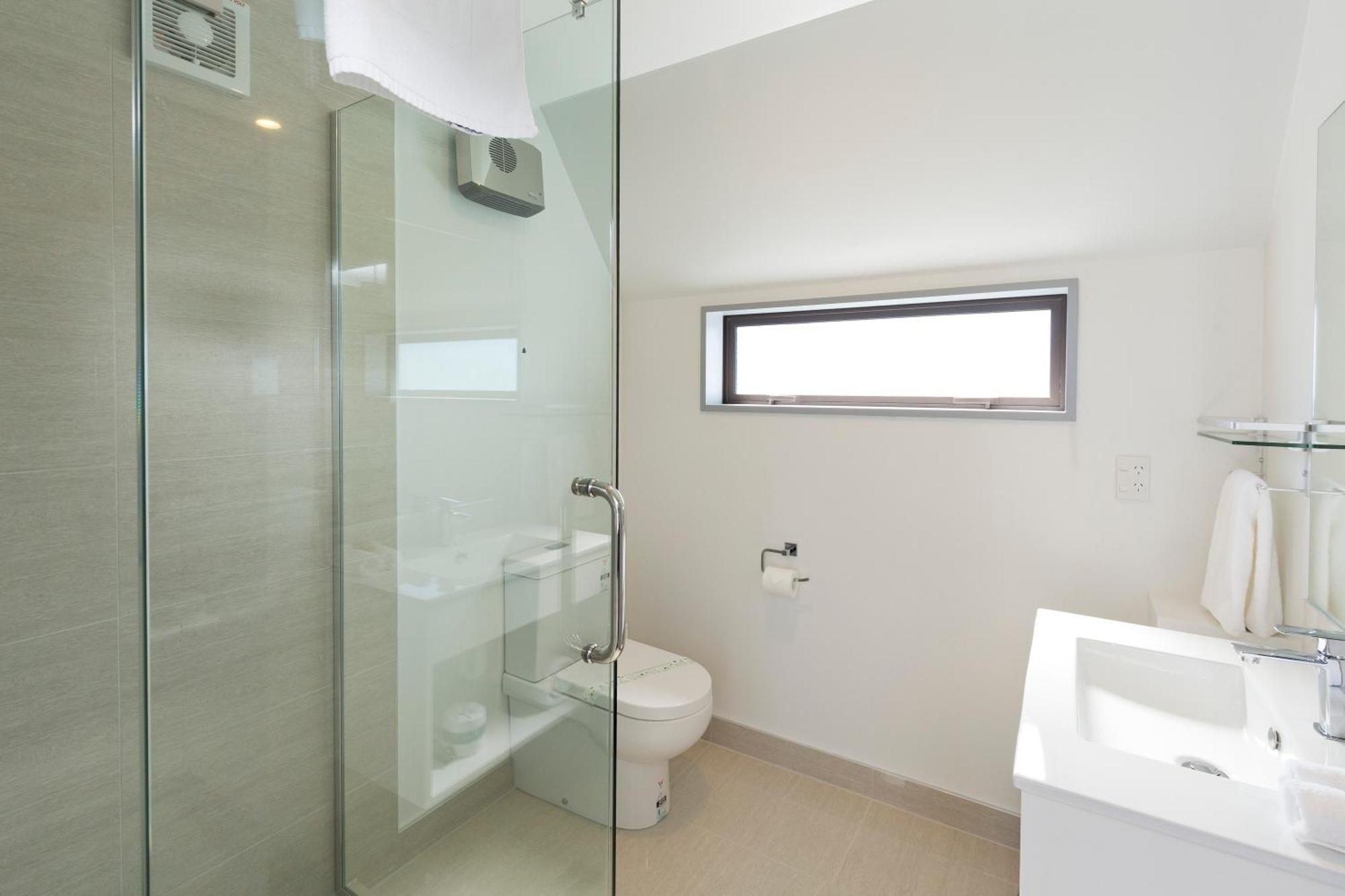 כרייסטצ'רץ' 2 On Whiteleigh And 239 On Lincoln Motel מראה חיצוני תמונה A bathroom with a shower enclosure