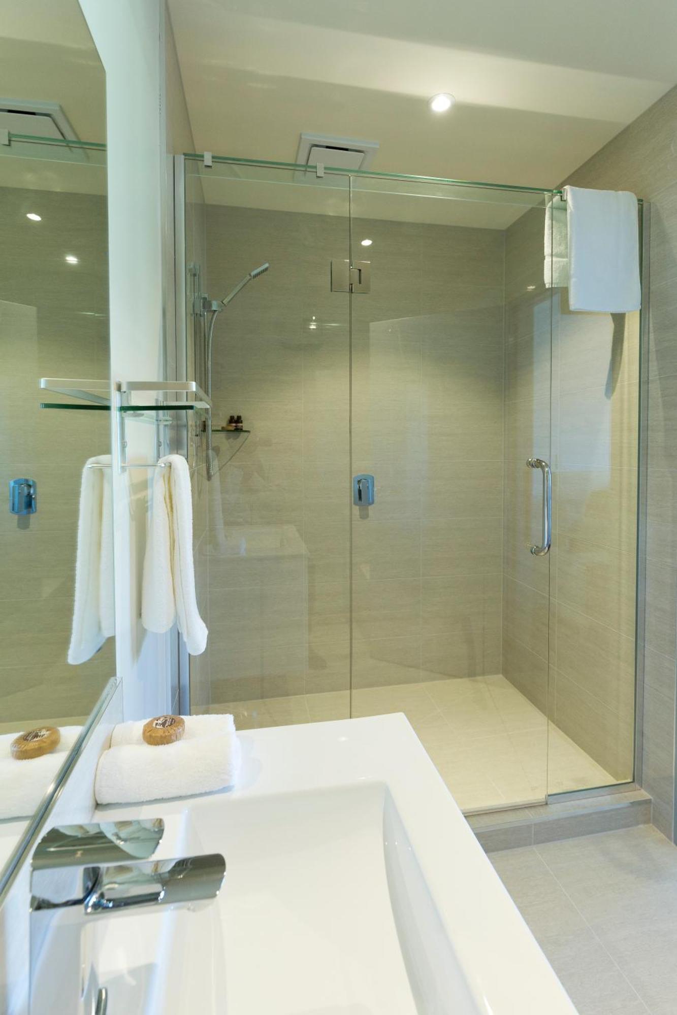 כרייסטצ'רץ' 2 On Whiteleigh And 239 On Lincoln Motel מראה חיצוני תמונה A shower enclosure