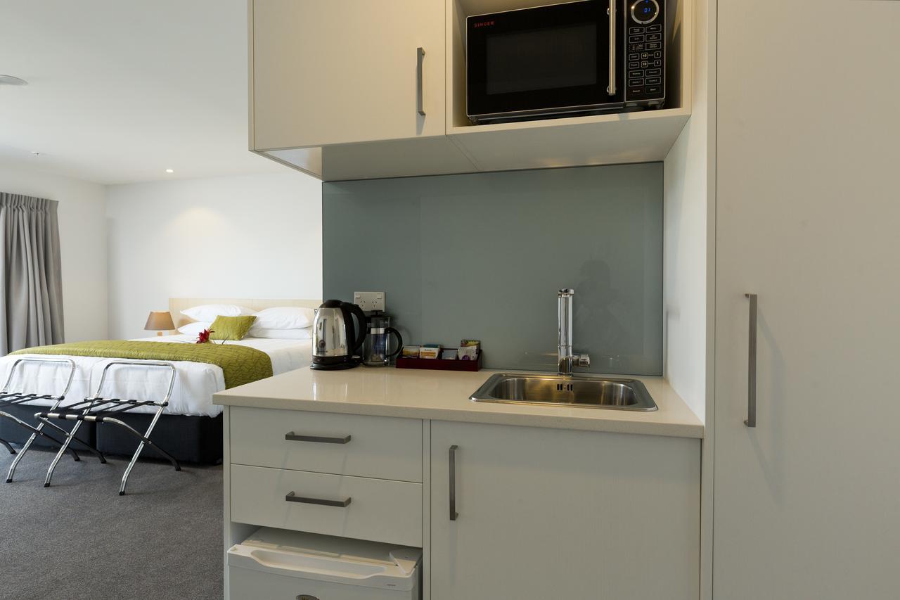כרייסטצ'רץ' 2 On Whiteleigh And 239 On Lincoln Motel מראה חיצוני תמונה A kitchenette in a hotel room