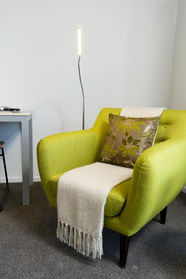 כרייסטצ'רץ' 2 On Whiteleigh And 239 On Lincoln Motel מראה חיצוני תמונה A green armchair