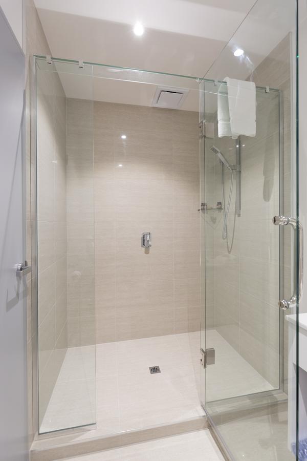 כרייסטצ'רץ' 2 On Whiteleigh And 239 On Lincoln Motel מראה חיצוני תמונה A shower enclosure