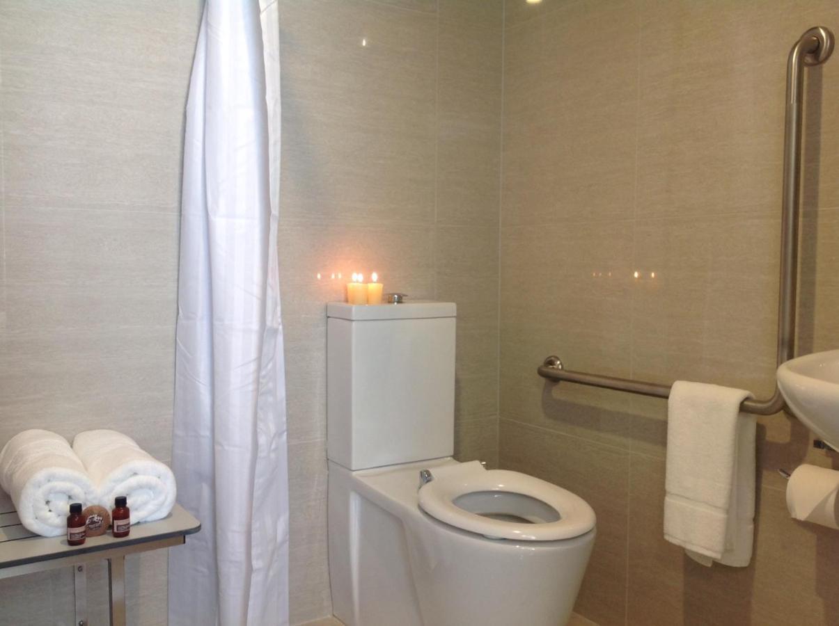 כרייסטצ'רץ' 2 On Whiteleigh And 239 On Lincoln Motel מראה חיצוני תמונה A wet room